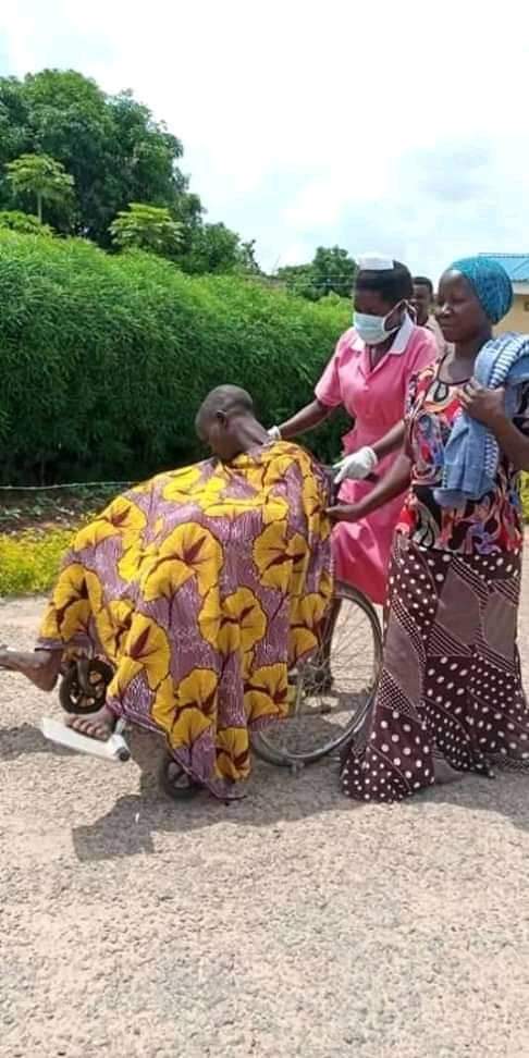 midwifry's tweet photo. Okudinia Doris a nurse who rolled a patient from Ediofe health centre up to Arua hospital on awheel chair for 5km after calling the district COVID-19 task force ambulance in vain😢🙆🏽.
God have mercy on us. https://t.co/SlQKVWKbhs