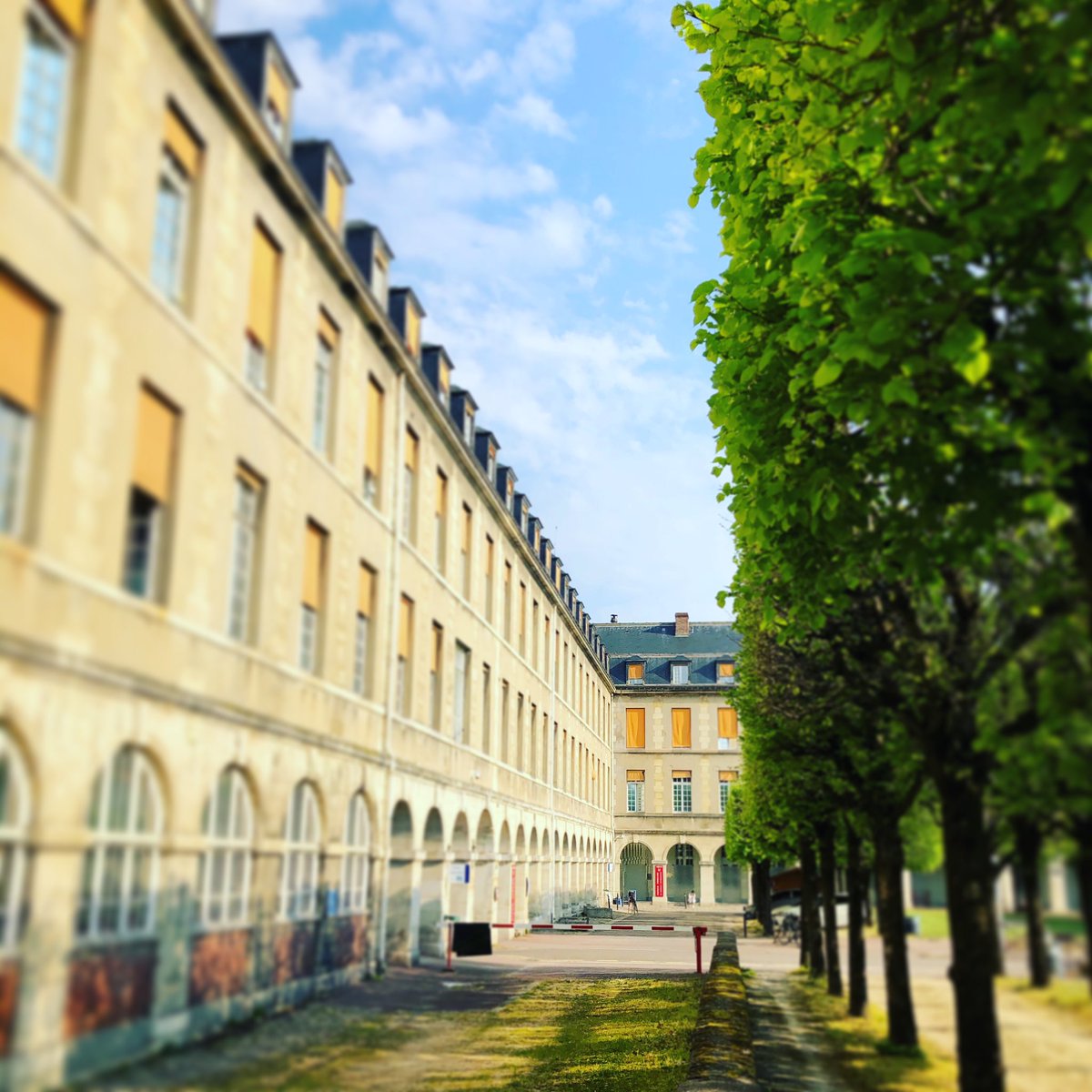 Très tôt le matin après une garde de nuit <a href="/Hopital_Bicetre/">Hôpital Bicêtre AP-HP</a> 

Tout est calme, les équipes se préparent pour une nouvelle journée difficile...

Joyeuse 🐣 #Pâques a toutes les équipes <a href="/APHP/">Assistance Publique – Hôpitaux de Paris (AP-HP)</a> mobilisées 

#COVID19 #StayHome #RestezChezVous #TousMobilisés