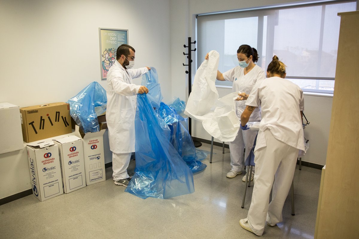 apicstgn's tweet photo. La Laura, la Sonia i l’Adrià, de l’equip d’Atenció Primària del #CAPSantSalvador, preparen els equips de protecció individual abans de visitar els usuaris d’una residència de gent gran. #professionalsprimaria #ICSCampdeTarragona #atencioprimaria #AraMésQueMaiPrimària #JoActuo https://t.co/JqJOskzaNP