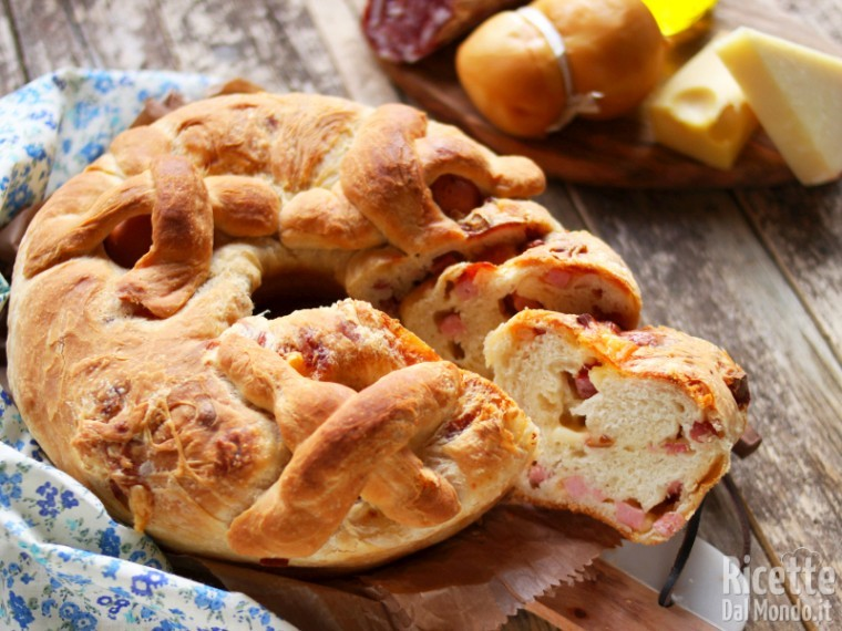 Another Neapolitan Easter dish is the casatiello, a salted cake made with cheese, cured meat and eggs. It's shaped as a donut in order to symbolize the cyclicity of death and resurrection, while the stripes of bread over the eggs symbolize Jesus' cross 3/