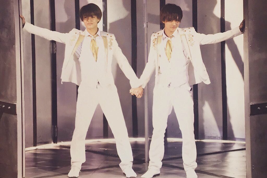 mhKing_ren's tweet photo. 普段のJr.の活動の中で頼りになるのは廉かな。「あんまり暗いこと言うな」ってよくカイのことを励ましてくれる。(・♢・)(2014)
KINGになる前から今までずっと小競り合いしたり支え合ったりしてきた誕生日約3ヶ月違い学年1つ違いの双子、すくすく育ったれんかいちゃん、国で守ろう……… https://t.co/CG9WmpCn00
