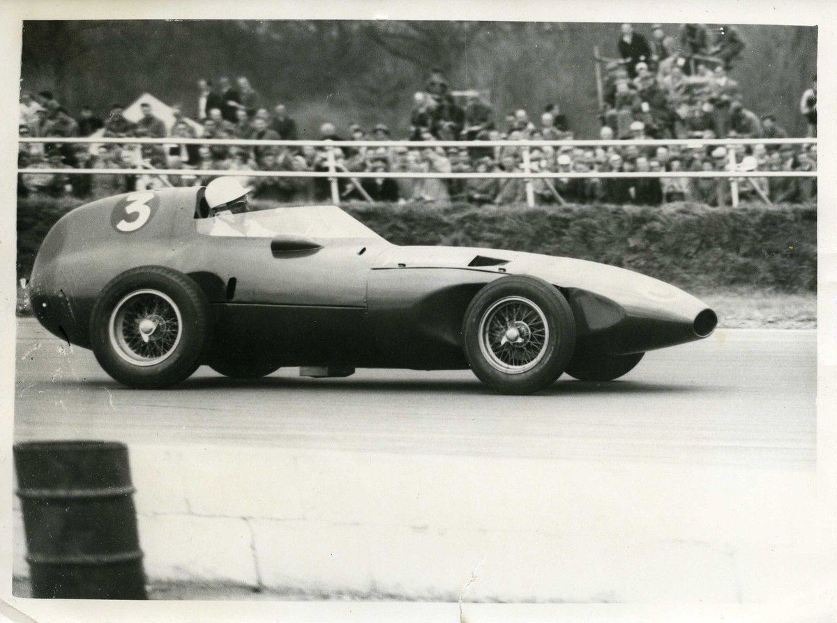 ...down South Terrace assuming Sir Clive& #39;s endurance claims for battery were valid and reappeared half hour later red-faced pedalling the C5 frantically & cursing Sinclair. RIP Sir Stirling Moss but 35 years later electric cars (if not C5s) turned out to be the future after all