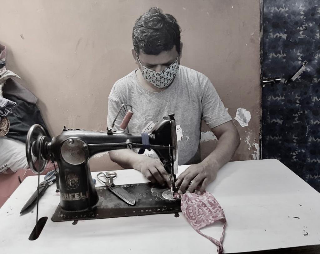 .⁦<a href="/dabiricouture/">DabiriCouture</a>⁩ s Majid Tailor is not one to sit idle, he is making #COVID__19 masks from his home on a machine given to him by his employers. 👏🏻👏🏻👏🏻
