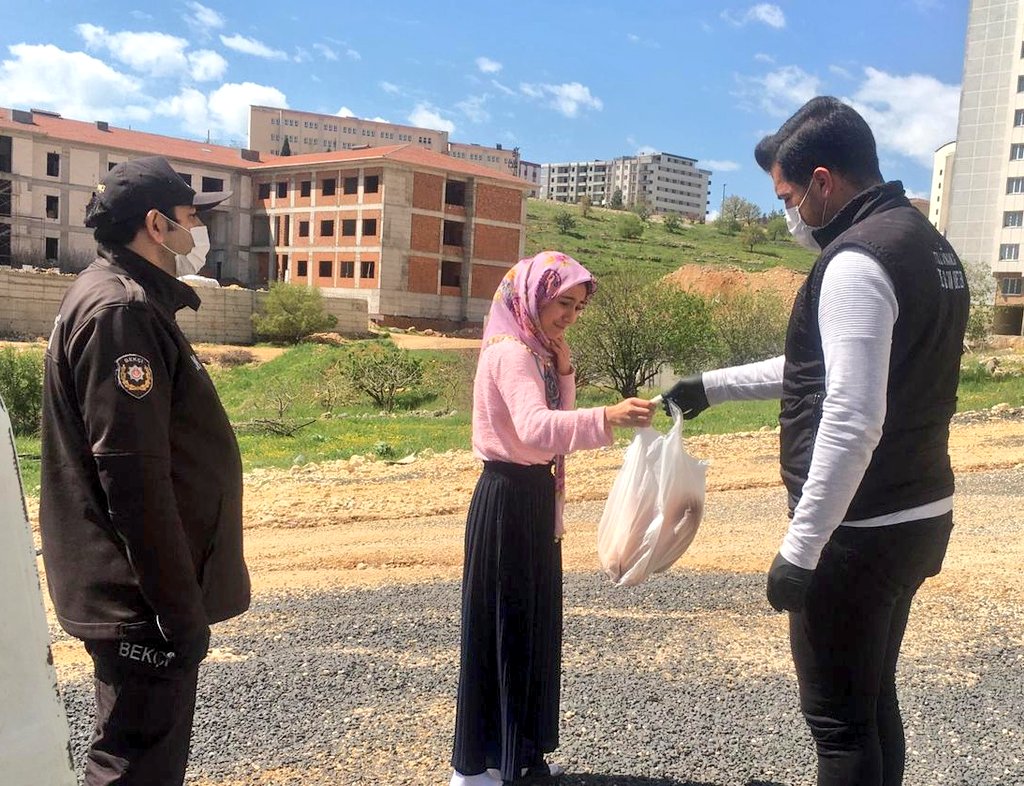 MardinBuyukshr's tweet photo. Mardin Valiliği (Vefa Sosyal Destek Grubu) #VSDG ,Koronavirüs tebbirleri kapsamında alınan sokağa çıkma yasağı gereği evinden çıkamayan hemşehrilerimizin ihtiyaçlarını karşılamaya devam ediyor.

#EvindeKalMardin  
#HayatEveSığar https://t.co/9bhHKUvcJd