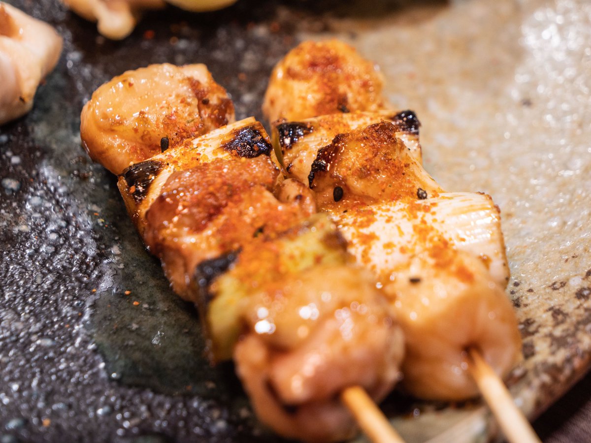 宮原那由太 フリーランス映像撮影 配信 自宅焼鳥 とりあえず写真を 自宅でもこんな風に焼き鳥を自分で作って楽しむことができます 必要なのは 包丁まな板 カセットコンロ 竹串 それっぽいお皿 ほんとそれくらい ちなみに自宅焼鳥を半年やっ