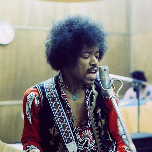 Admirateur de Curtis Mayfield et de The Impressions, Jimi Hendrix a joué au début de sa carrière avec Little Richard et les Isley Brothers avant de se faire licencier par les chanteurs Sam & Dave qui n’appréciaient pas sa recherche permanente de « rythmes étranges »