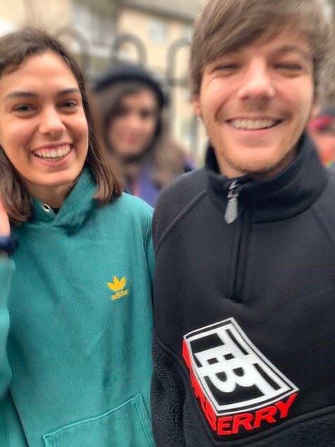 LOUISUN28's tweet photo. “imagine if you showed that much love to someone you actually have a chance of meeting” https://t.co/42zLn9260J