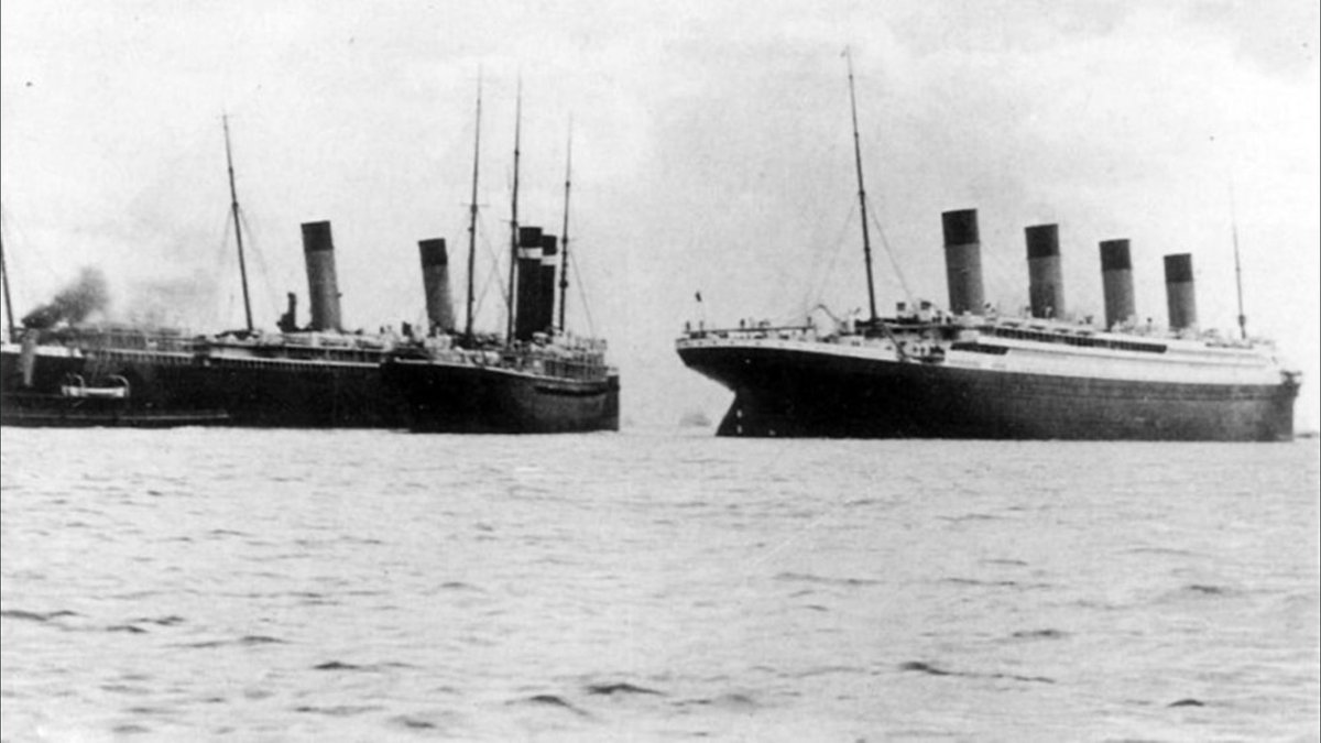Akibatnya, SS New York yg saat itu sedang mati mesin & bersandar di dermaga, ketarik deh krn arus yg ditimbulkan baling2 Titanic yg super gede. Suasana udah panik banget nih, kalo sampe nabrak, bs bahaya, Titanic bs batal berangkat.(Tengah: SS New York, Kanan: Titanic)