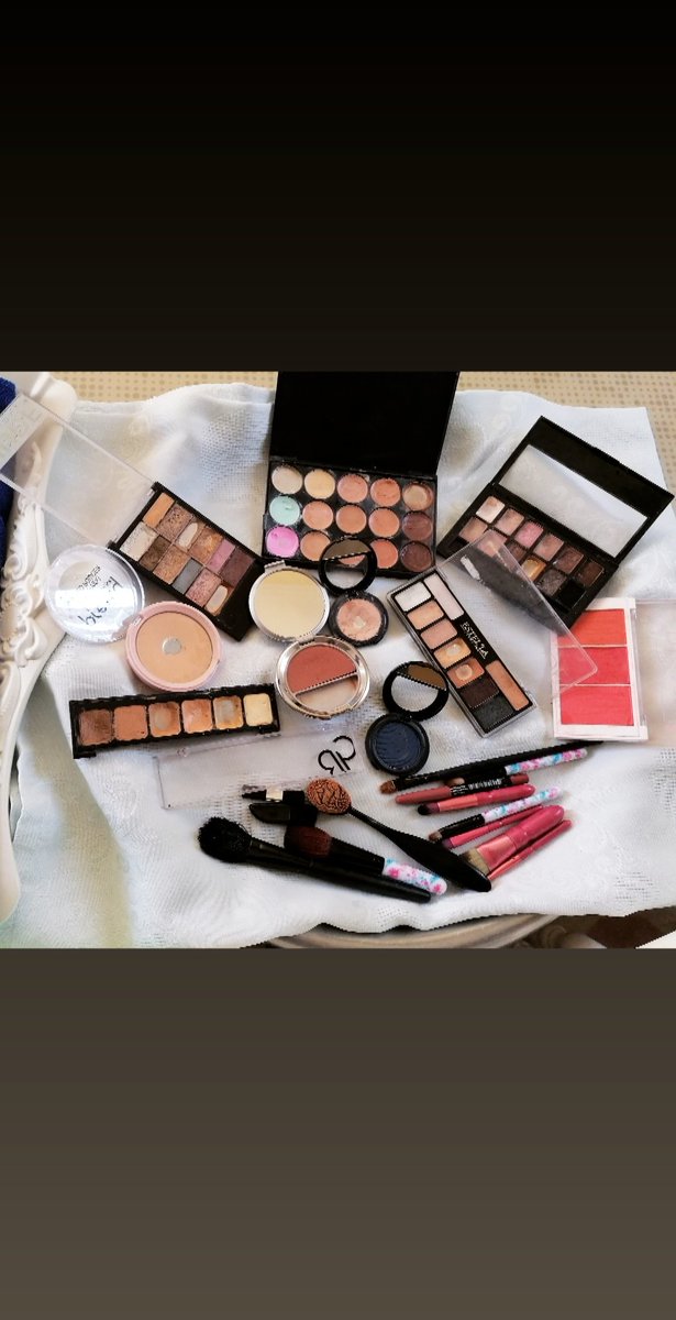 Karantina günlerinde ne yapıyorsun sorusuna haftada 5 kere makyaj malzemesi yıkıyorum diye cevap veriyorum 😂😂