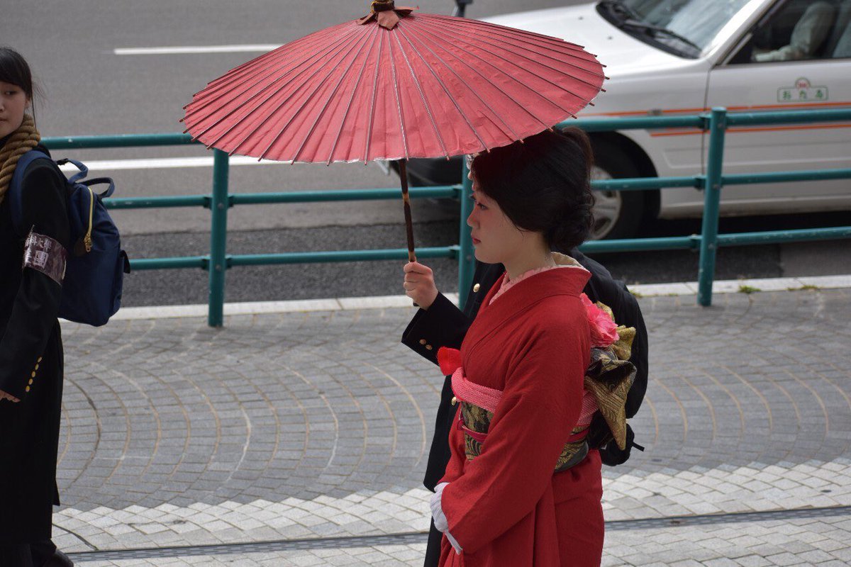 小樽商科大学応援団 Pa Twitter 役割紹介 特別職 女形 おやま 対面式の際 扇子を用いた優美な 南蛮踊り を披露し 北大団長に花束を渡しに行く応援団の花形 女形 とは男性が女性の役を演じる事を指すが 商大応援団では女性の際も 女形 という名称を用いる