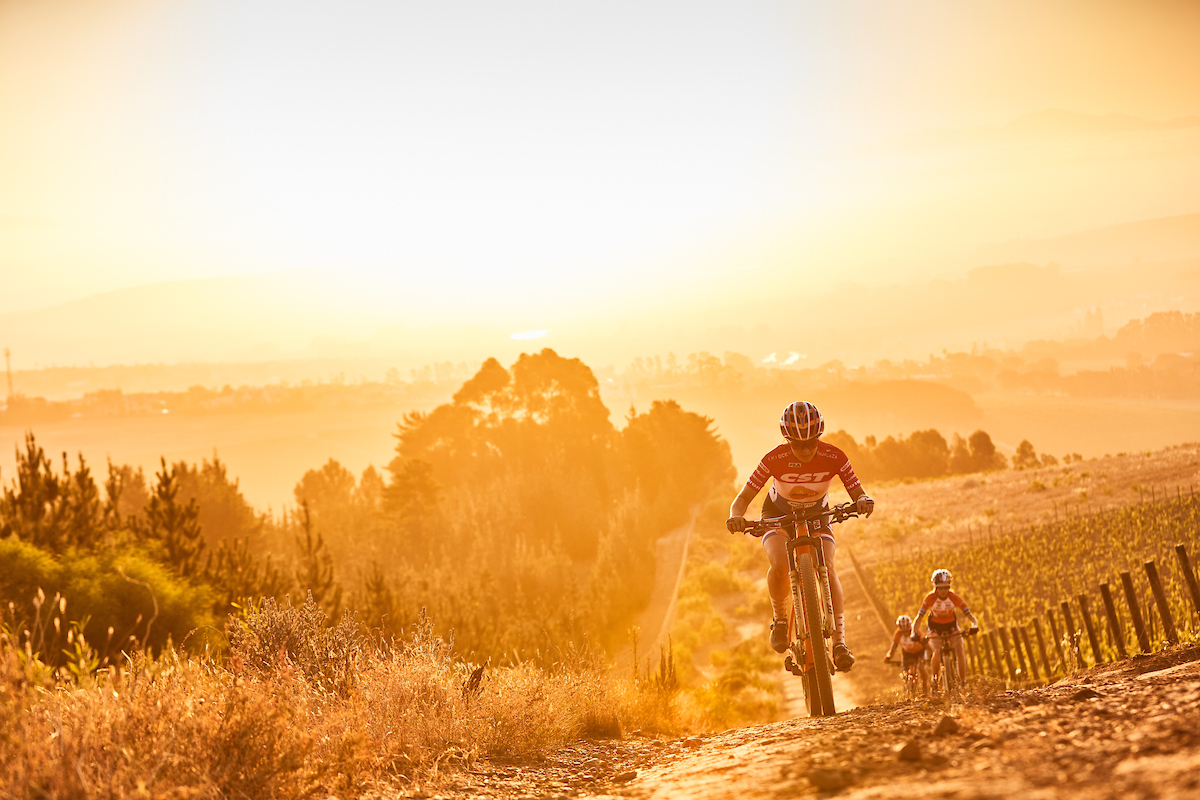 BrentjensMTB's tweet photo. Team Riders and Staff are wishing you #HappyEaster! Enjoy your #Easter #SoloRide! Today @AnneTauber is taking over the Team #InstaStories @instagram #bbmtb. Live chat at 19h00 with host @BartmnBrentjens. Join us and if you have any question just ask! Photography: @irmokeizer https://t.co/gkdz2H4DXy