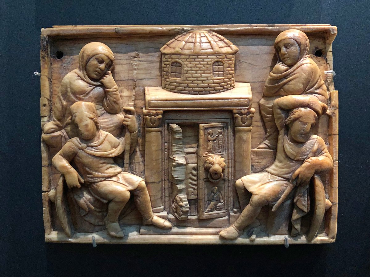 3/4) In the third panel, Christ's empty tomb lies open. The date of the ivory casket is reflected in the Late-Antique architecture of the tomb.