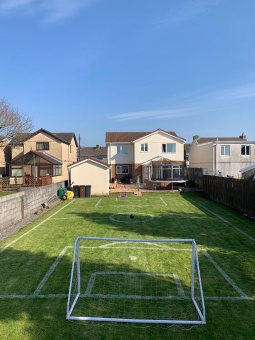 SundayChants's tweet photo. During lockdown, this dad decided to surprise his children by transforming his garden into a footy pitch.

Dad of the year. ❤️⚽

📸 @buddywilcox9 https://t.co/rbQRPgnSAj
