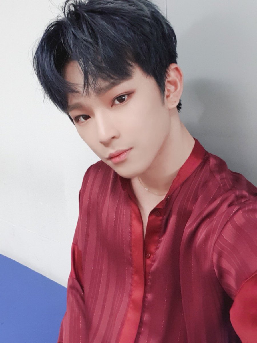 official_ONEUS's tweet photo. [#이도]
찍다 보니까 계속 같은 각도로 찍었네요.. 오늘 착장은 네이비 착과 색만 달라요 투문은 어떤 색이 더 좋아요?ㅎㅎ https://t.co/0bb3N3Se6Y