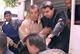 mangozurda's tweet photo. Este hombre que ven en la foto es @TarekWiliamSaab hoy fiscal general, tengo no menos de 30 años viendo su trabajo por los DDHH fue nuestro abogado defensor en los 80' 90', eran los TIEMPOS DIFÍCILES
Hace 18 años nos buscaban a todos  el facismo se desato contra del pueblo... https://t.co/HjiWdg7S3D