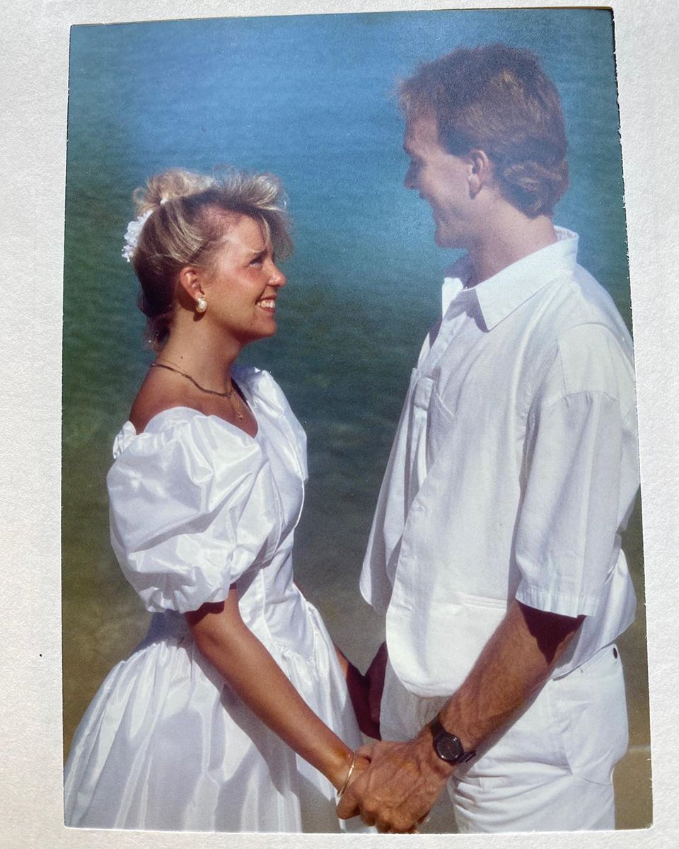 ああるふぁいぶtde Jp ライデル 私のママのウェディングドレス 30年前 カリブ海の島であげたストーミー マークの結婚式 このときストーミーママが着ていたドレスは コロラドにあるリンチsが滞在中の山小屋にありました T Co Gt2ojaraqo