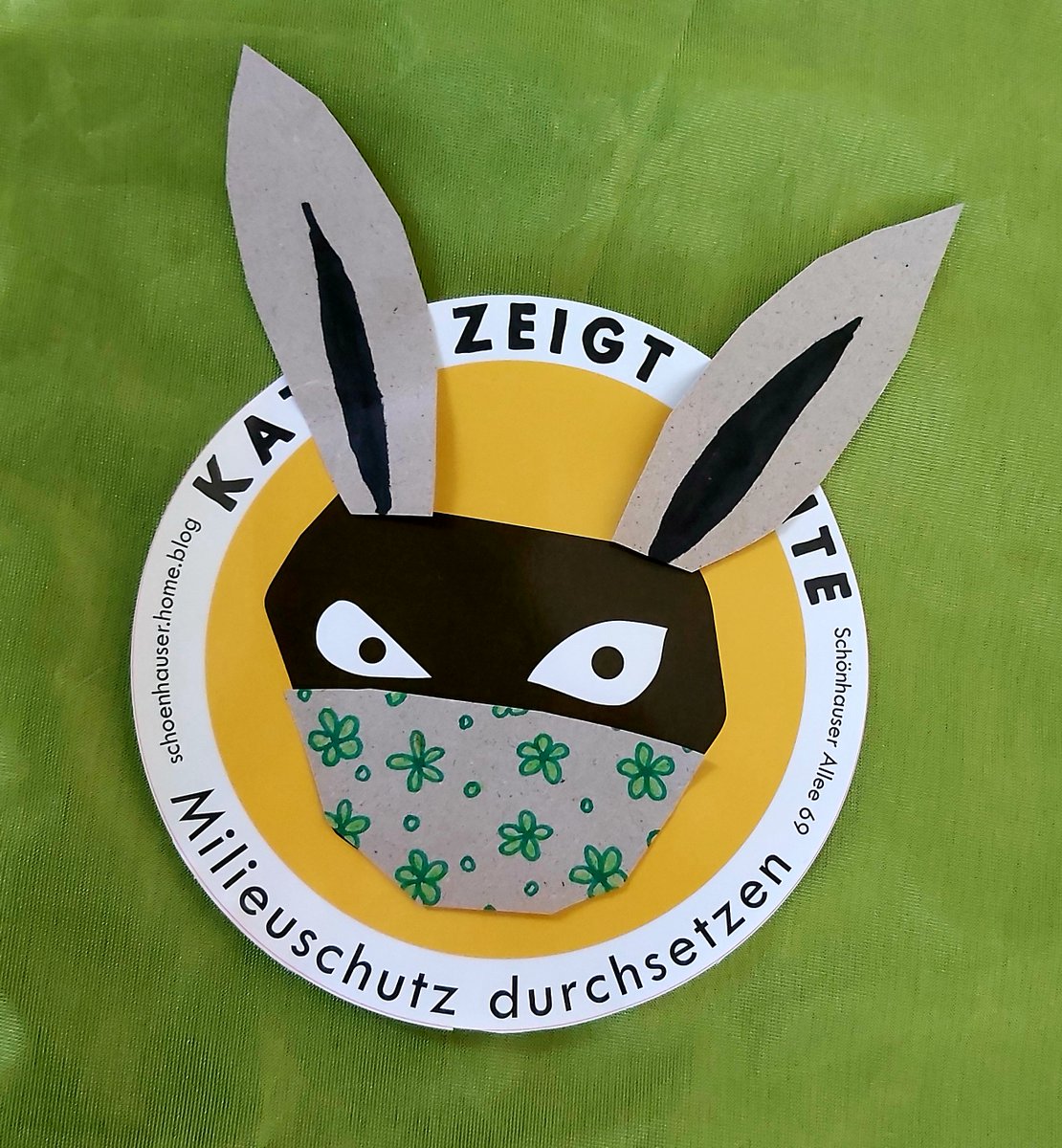 Die Mieter*innen der Schönhauser Allee 69 und "Katze zeigt Kante" wünschen euch FROHE OSTERN.