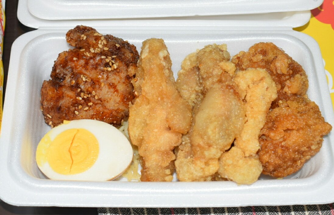 mymy_mymy_2017's tweet image. 沖縄でも進んでいる「テイクアウト」･･･新しいテイクアウト専門アプリ（FastPick）に、気になっていたお店が登録されていたので、お弁当を注文してみました。
手続きも簡単、便利で勿論、味も満足ですよ～😋
ちなみに、あいもり４種唐揚げ弁当～５７０円（醤油、うま塩、甘だれ、ゆず塩の唐揚げ）