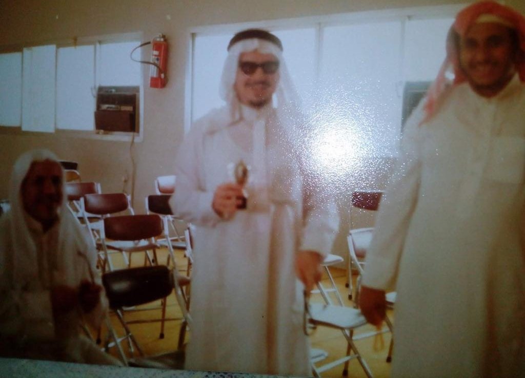 AlmousaAziz's tweet photo. @mekarsh @Samoudi2020 مدير ثانوية اليمامة الاستاذ عبدالله الشهيب والوكيل سليمان الدميجي رحمهم الله والاستاذ الجلال مدرس قرآن 
أعتقد عام 1405-1406هجري https://t.co/9fMGX6i88v