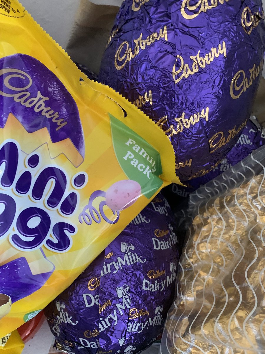 KatyLovesCakes's tweet photo. They say you are what you eat. Here’s a selfie I took earlier.... thanks to @CadburyUK for making me look so good! 😎 https://t.co/2BPjye5Y8J
