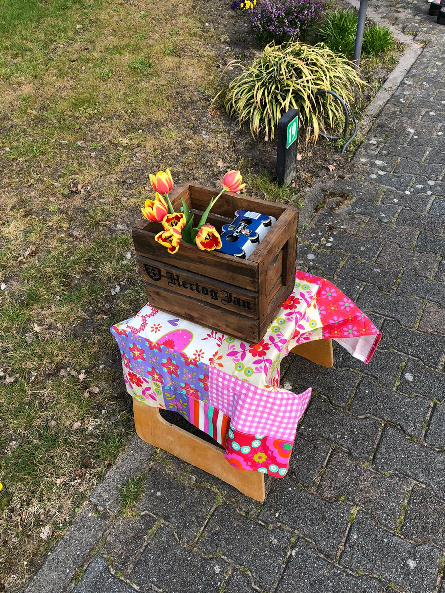 Schoonloo's tweet image. Een leuke ochtend gehad tijdens de ronde door het dorp!! Veel tekeningen zijn ingeleverd voor de paashaas met bijpassende paasgedachte: 
"Alleen Samen, samen gekleurd volgend jaar hopelijk weer samen , met z'n allen..."
Vrolijk pasen voor iedereen!! 
Paashaas bedankt en Proost !