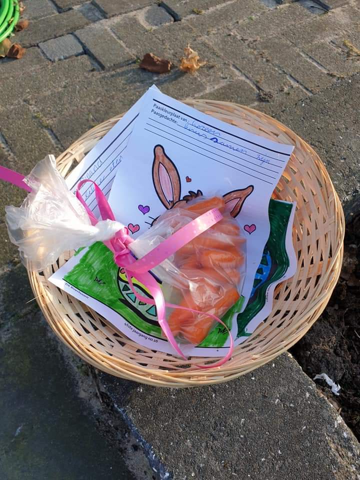 Schoonloo's tweet image. Een leuke ochtend gehad tijdens de ronde door het dorp!! Veel tekeningen zijn ingeleverd voor de paashaas met bijpassende paasgedachte: 
"Alleen Samen, samen gekleurd volgend jaar hopelijk weer samen , met z'n allen..."
Vrolijk pasen voor iedereen!! 
Paashaas bedankt en Proost !
