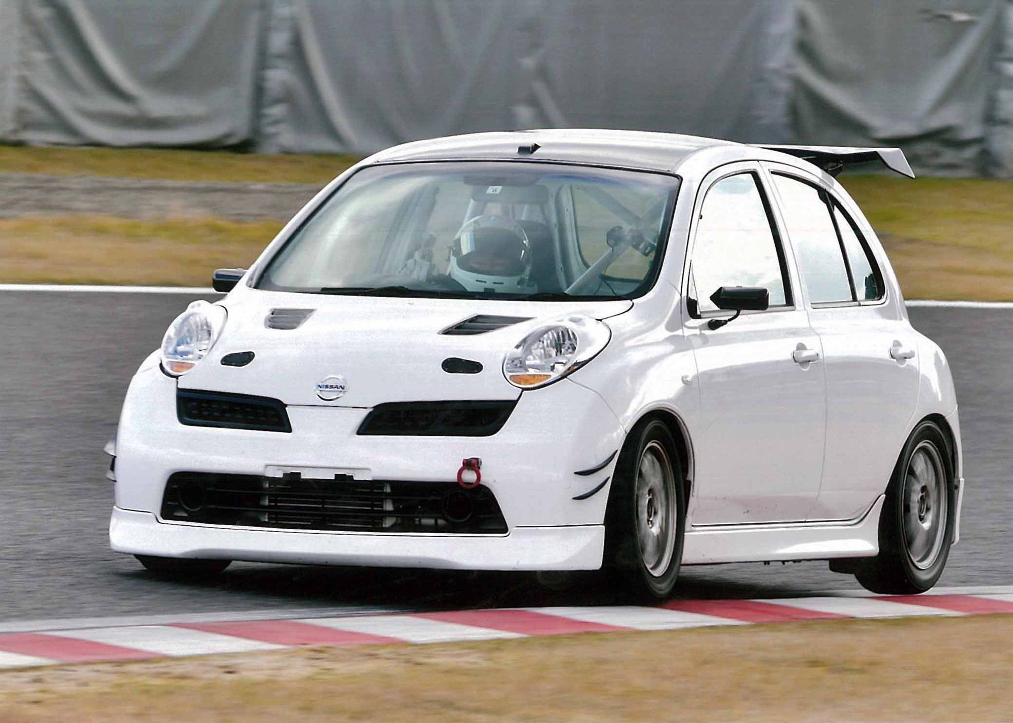 モン吉 マーチ15srターボ ちょっと前にgtウイングの話題になったんだって うちは純正エアロ改ですぞ エアロはk12 マーチ12sr 15sr A用ですが フロントバンパーに小さめのカナードを生やして リアバンパーに空気抜きの穴を開けた感じ Gtウイングはn Tecさん