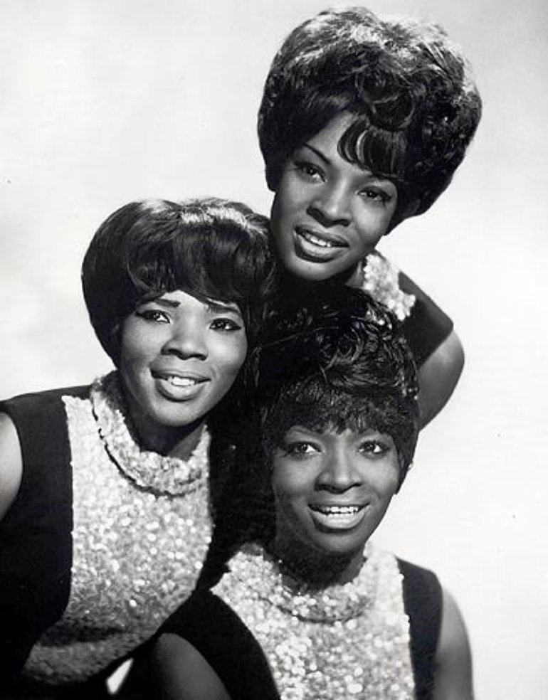 Alors qu’en Juillet 1967, des émeutes raciales agitent Detroit, Martha and the Vandellas chantent « Dancing In The Street » sur la scène du Fox Theater de la ville, sans se douter que les rues sont en train de brûler. La chanson deviendra l’un des hymnes de la révolte populaire.