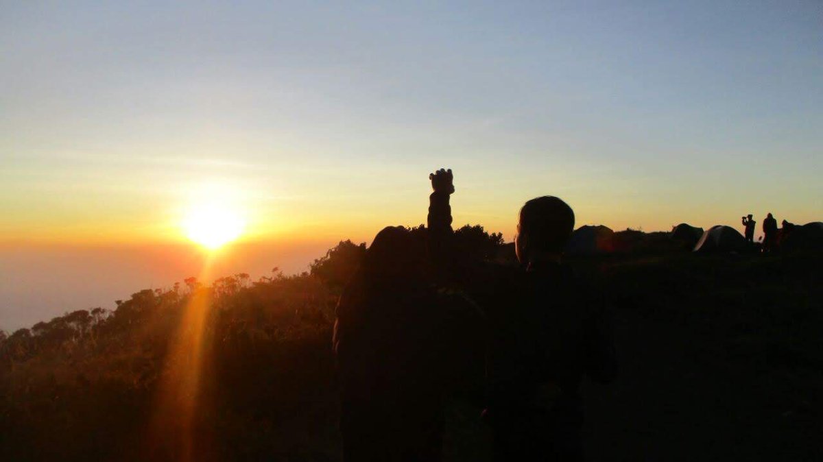artamirela's tweet photo. Cuma senja yang pergi dan berjanji akan kembali lagi
#agustus2017
#mtmerbabu https://t.co/WMy0QNqeCw
