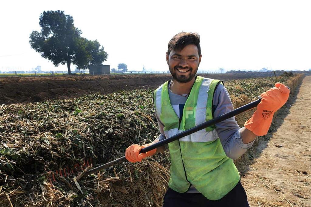 What they’ve created is a self sufficient cluster of organic farms with farmer-entrepreneurs as spokes and  #UrbanFarmsCo as the central resource hub.The Model converts local biomass into quality farm inputs, including regenerative soil infused with beneficial microbes (3/5)