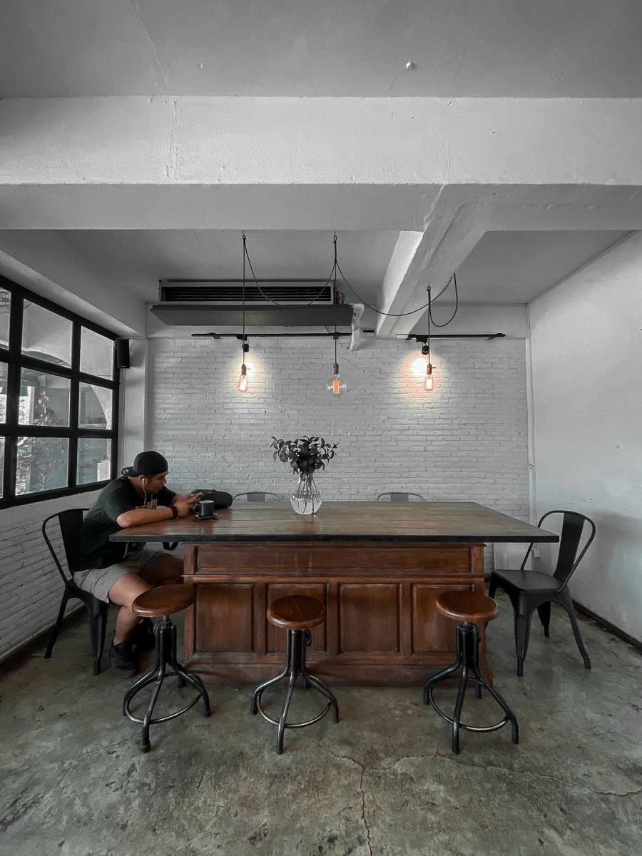 mukafew's tweet photo. Taste Cafe ร้านแรกๆที่เชียงใหม่ที่เปิดโลกการกินกาแฟของเราเลยแหละมั้ง แค่ออกประตู ปตท. มานิดเดียวก็เจอแล้ว
⠀⠀
อเมริกาโน่ส้มยังคงมีเอกลักษณ์มากๆ ส้มชิ้นใหญ่วางบนกาแฟ คิดถึงสุดๆ ไว้เจอกันนะ 🧡⚡️
see more ➡️ ig : @mukafew
⠀
#wthme
#cafe_chiangmai
#คาเฟ่เชียงใหม่
#รีวิวเชียงใหม่ https://t.co/eZHzRQTN2z