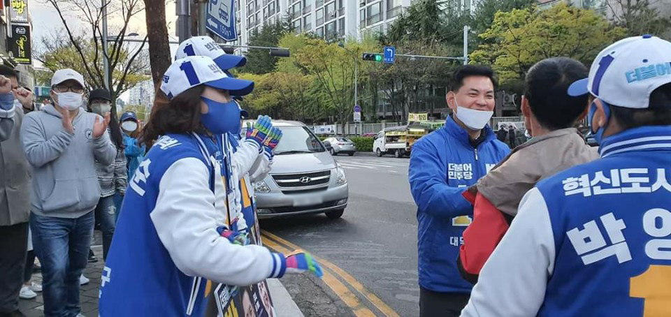 < 법동 보람아파트 #집중유세 >

박범계의원님께서 지원유세를 해주셨습니다.
속시원한 박범계 의원의 연설이 대덕구를 울립니다.
대덕이 변하고있습니다
응원해주셔서 감사합니다

#대전 #대덕구 #법동 #더불어민주당 #박영순