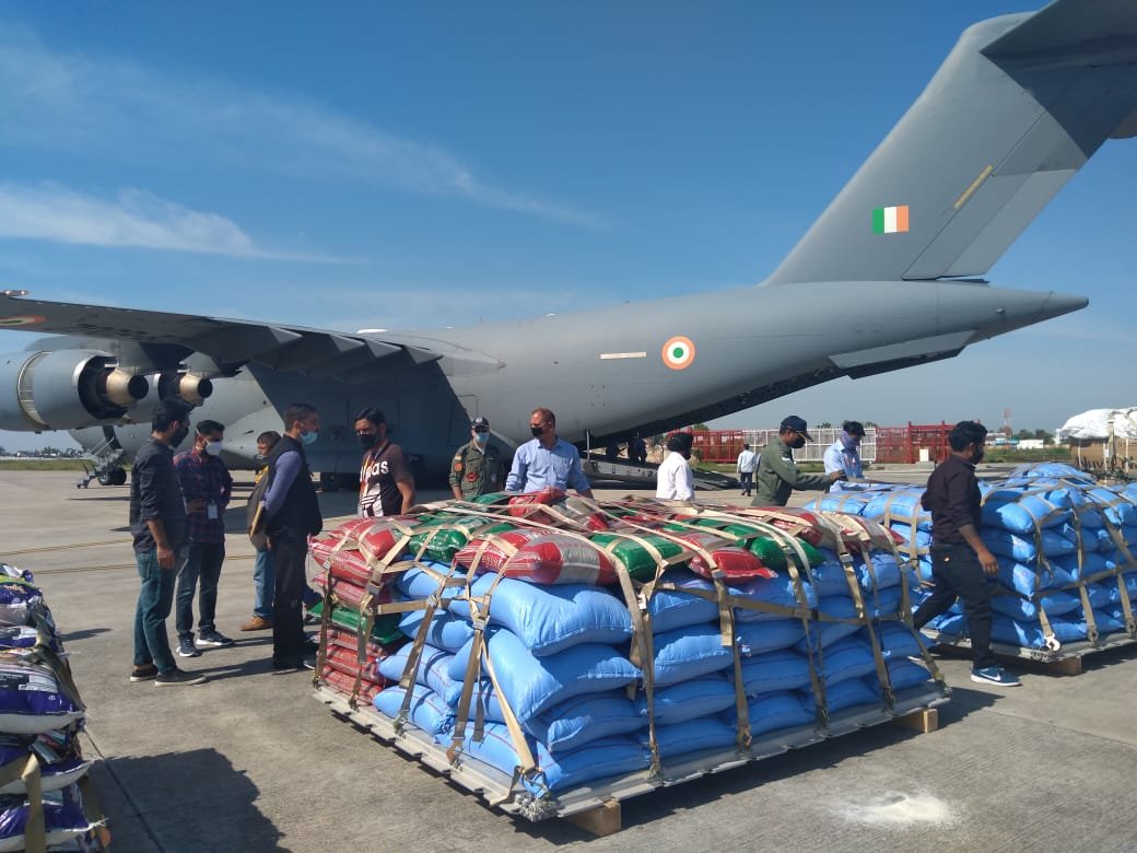 IAF_Hindi's tweet photo. #हर_काम_देश_के_नाम : भारतीय वायु सेना और #कोरोना_वॉरियर्स देश में #कोरोना_वायरस के फैलाव से निपटने के लिए सक्रिय रूप से भारत सरकार का समर्थन कर रहे हैं। https://t.co/7GTvKtSasf