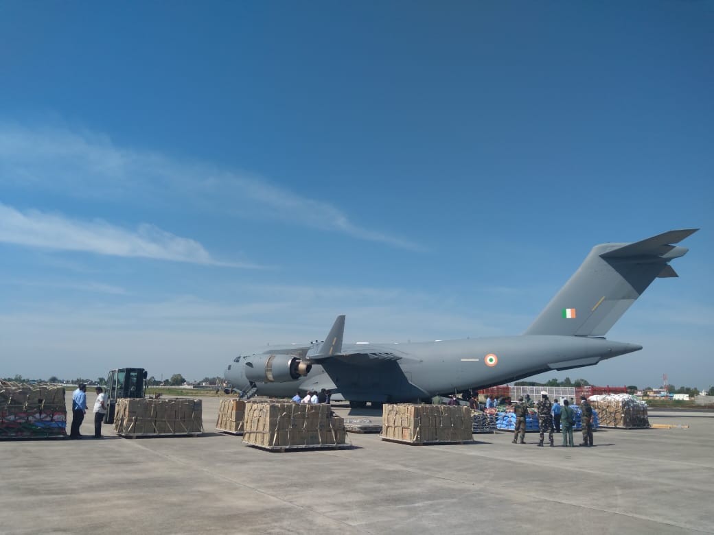 IAF_Hindi's tweet photo. 11अप्रैल20 को, वायु सेना ने मेडिकल एवं अन्य महत्वपूर्ण सामानों को गुवाहाटी, दीमापुर, इंफाल, त्रिवेंद्रम, तंजावुर, सुलूर, अंडमान और केंद्र शासित प्रदेशों जम्मू-कश्मीर और लद्दाख में पहुंचाया।
#हर_काम_देश_के_नाम 
#IndiaFightsCorona https://t.co/fVZNA7nbfS