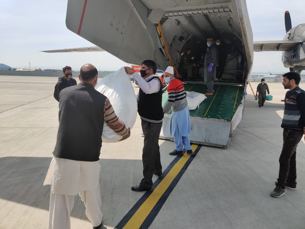 IAF_Hindi's tweet photo. #हर_काम_देश_के_नाम : भारतीय वायु सेना और #कोरोना_वॉरियर्स देश में #कोरोना_वायरस के फैलाव से निपटने के लिए सक्रिय रूप से भारत सरकार का समर्थन कर रहे हैं। https://t.co/7GTvKtSasf