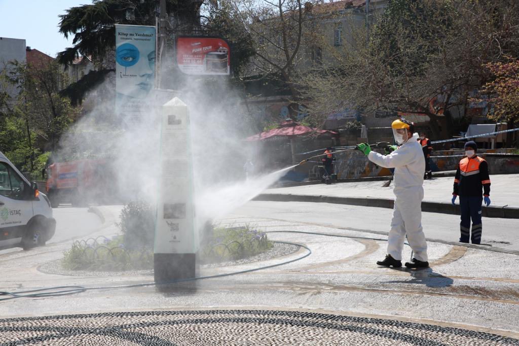 Sokağa çıkma yasağını fırsat bilip İstanbul'un tüm meydanlarını ve ana arterlerini temizleyip dezenfekte ettik. Çalışmalarda insan ve çevre sağlığına zarar vermeyen, yüksek performanslı, antiviral özelliğe sahip, aktif yüzey temizleyici ürünler kullanmaya özen gösteriyoruz.
