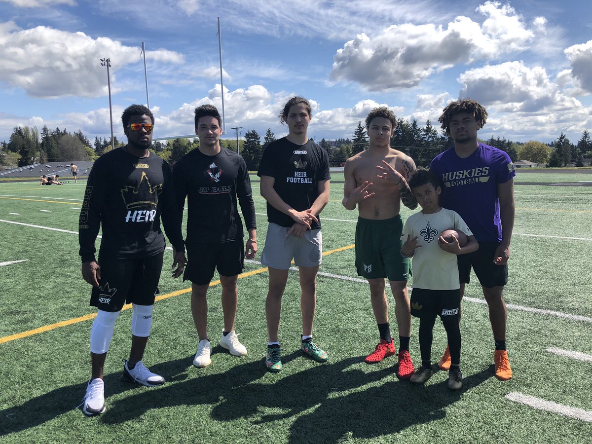 RegJones20's tweet photo. Private Sunday college Defensive Back work with a few of the fellas. Emphasis on proper technique.
@Tre_Weed23 - EWU
@joe_gonzales21 - YALE
@Daviongaines_4 - PSU
@kasen_kinchen - UW
#DashJones - Pending
#DBIslandLife 👑
#DBWhisperer 🗣 https://t.co/CNo3QN9enM