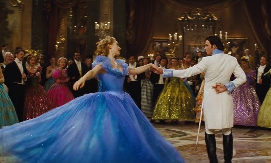 Отъезд золушки на бал. Золушка (Cinderella) 2015. Золушка 2015 Золушка и принц танец. Золушка 2015 бал.