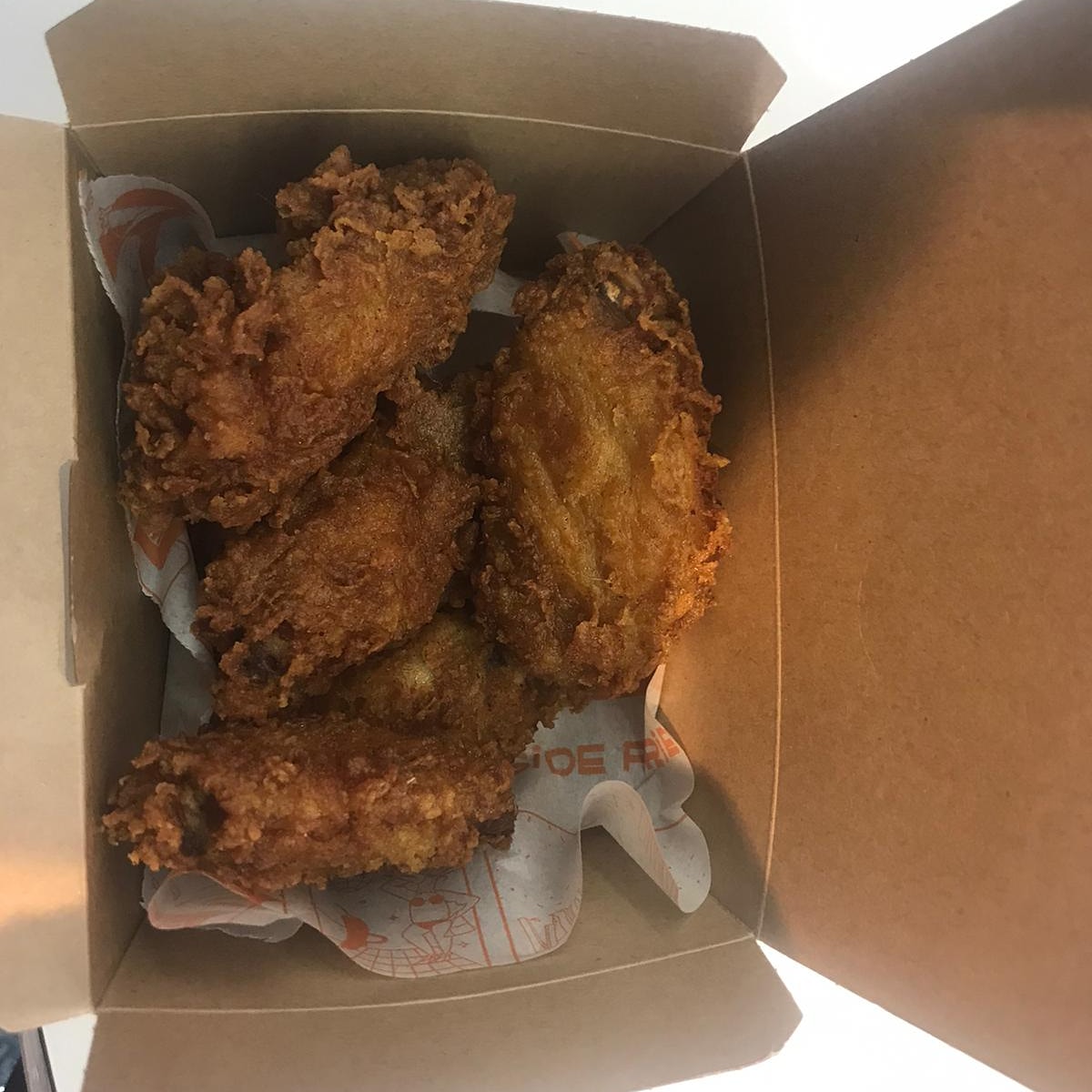 Wings in a box.
You supply the food, we can supply the packaging suitable for delivery.
Leakproof greaseproof Kraft hot food box here. Many more options available, all biodegradable / eco friendly
We also supply branded greaseproof to enhance your brand.