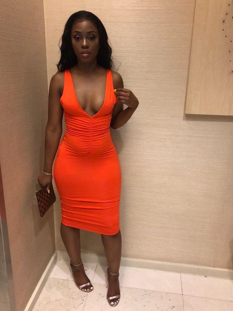 Ejanna3's tweet image. So on the weekends, I write as my pet hobby to seaters. Curious for all your #opinions. 

SHE approaches you in all her chocolate glory, what do your eyes devour first? #writerquestions