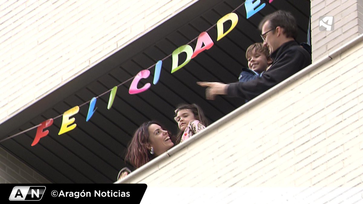 Aragón TV (@aragontv) on Twitter photo Hugo no va a olvidar su séptimo cumpleaños. La <a href="/policia/">Policía Nacional</a> se ha presentado a las puertas de su balcón en Parque Venecia, #Zaragoza, para felicitarlo.
A las 20:30h en #AN2
#ContigoEnCasa Hugo no va a olvidar su séptimo cumpleaños. La <a href="/policia/">Policía Nacional</a> se ha presentado a las puertas de su balcón en Parque Venecia, #Zaragoza, para felicitarlo.
A las 20:30h en #AN2
#ContigoEnCasa