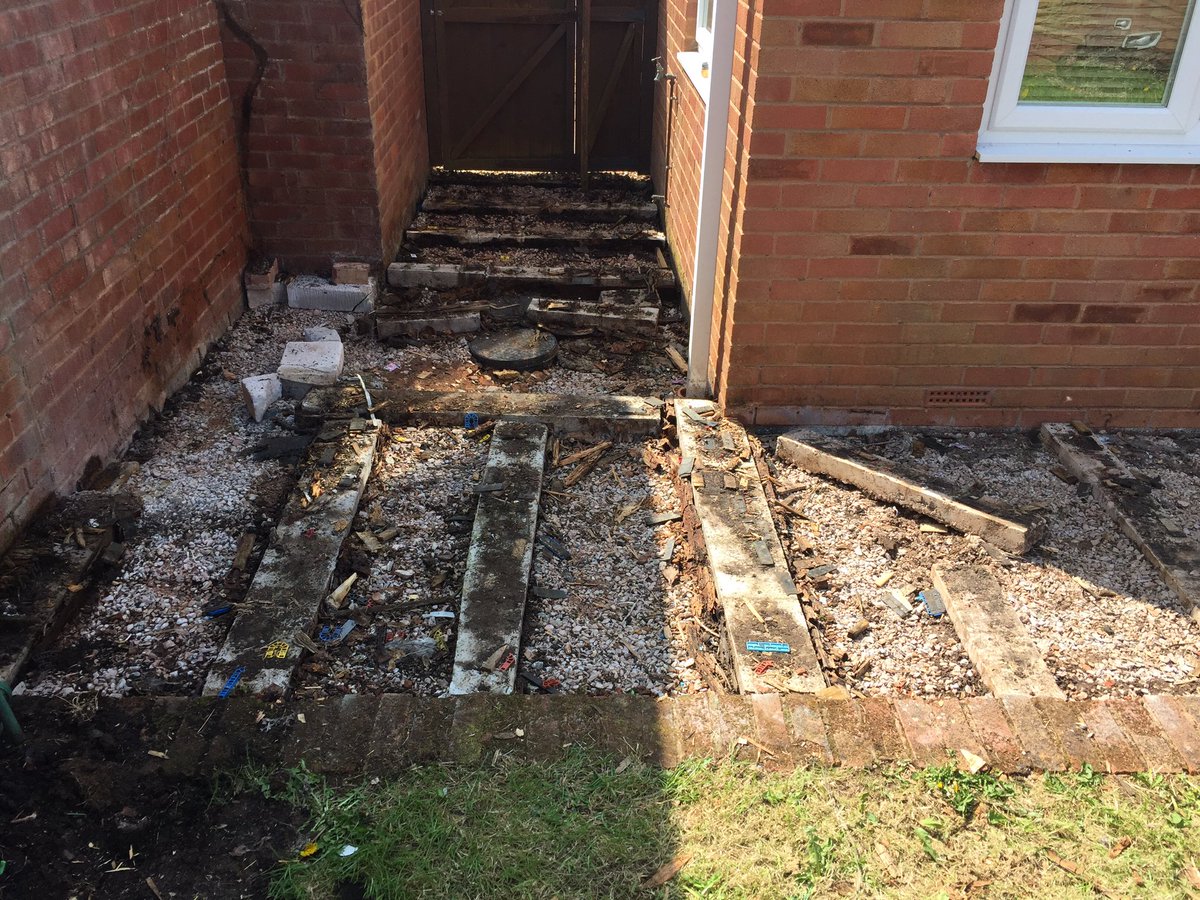 VinnarryDean's tweet photo. One plus side of this lockdown is that it gives us the opportunity to make improvements on one of the properties whilst we can’t get new tenants in. Works include a new patio, new rear path, redecoration and new kitchen worktops. 4 bedroom property in Exmouth TO LET. https://t.co/3MplSeaDaj