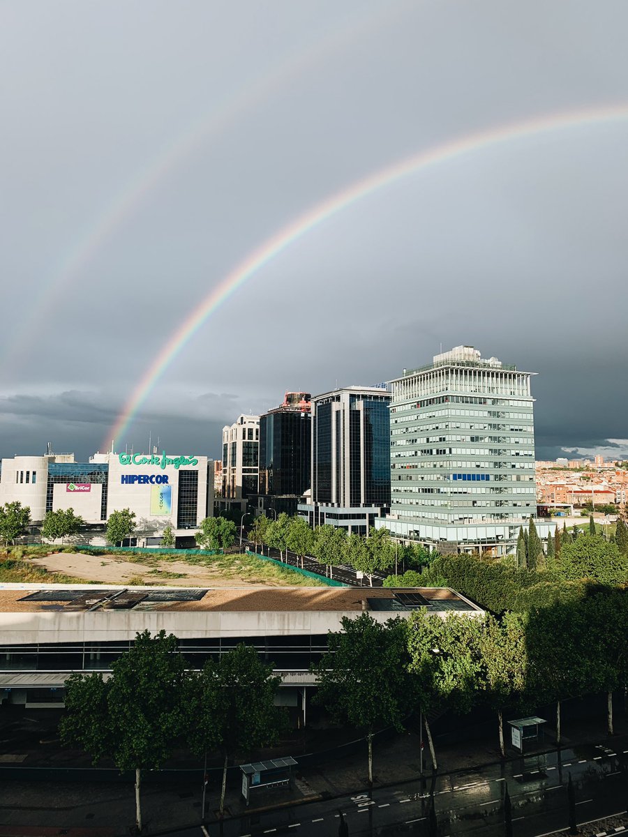 maruohcrepe's tweet photo. Un arcoiris que nace en El Corte Inglés y acaba en Vallecas. La magia del capitalismo. https://t.co/I8axd8Jpgk