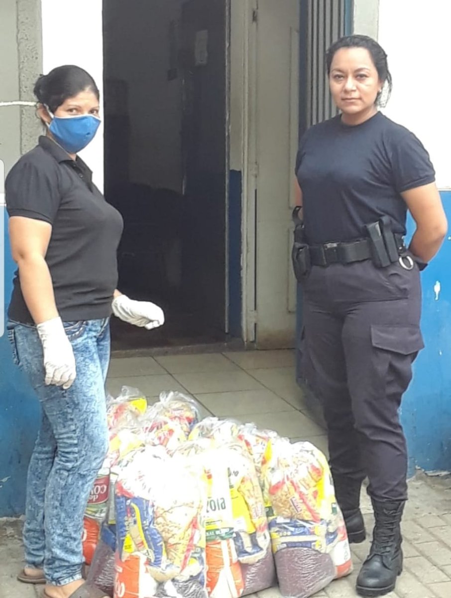AdetcoS's tweet photo. #JuntosSaldremosAdelante Se ha logrado entregar 195 paquetes de alimentos para familias desde Playa El Cuco hasta Cantón Agua Fria y Salamar. También a personal de apoyo a 5 PNC en Agua Fría y 12 en Playa El Cuco, todo gracias al apoyo de los donantes de la campaña en Gofundme. https://t.co/Zc3xAsDttH