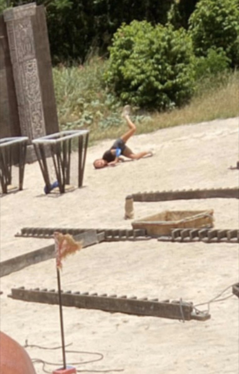 Acun,Esat’a laf atcam diye arkada can çekişen Nisa’yı görmedi herhalde 🙈😅          #survivor2020 #nisa #acunilicali