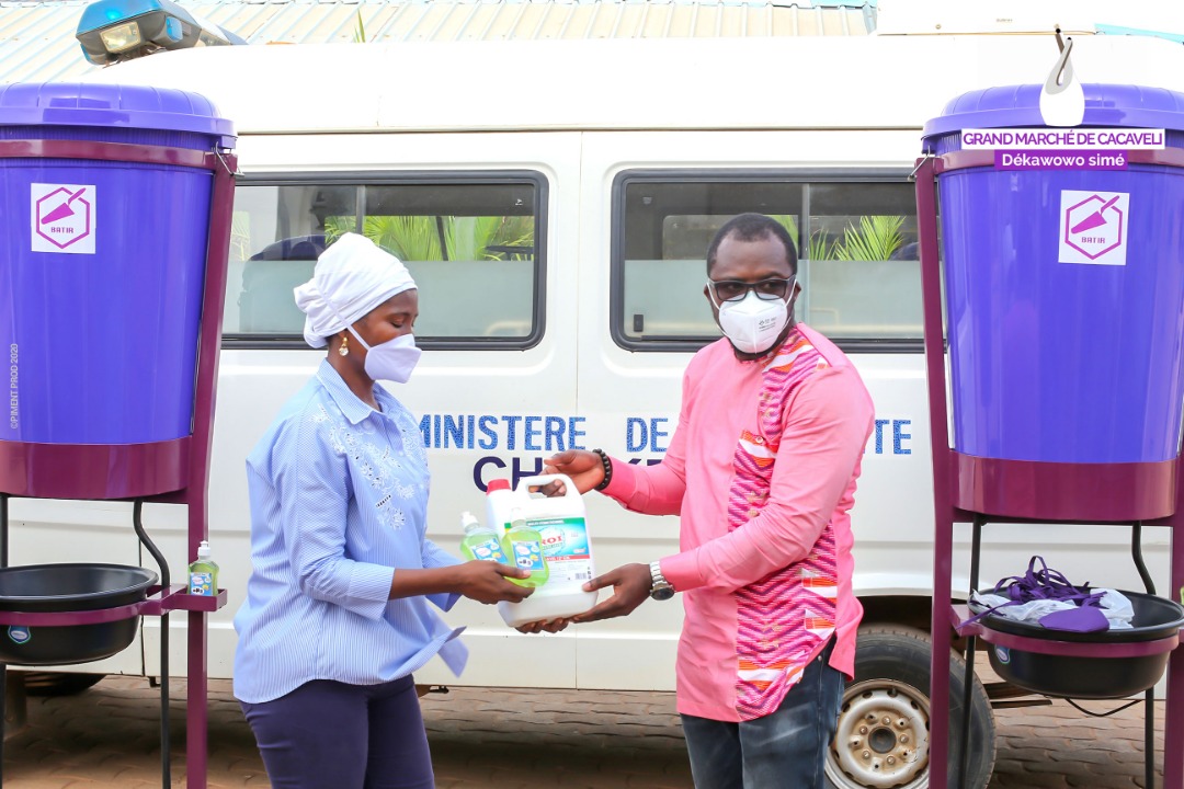 MesmerAtsou's tweet photo. Mobilisons-nous contre le #covid19.

Remise de dispositifs de lavage de mains au #SYNPHOT pour les #CHP de #KPALIME et #NOTSE.
@RFIAfrique @FRANCE24 @TV5MONDE @UNIR_GrandLome @FEGnassingbe @PresidenceTg @NovissiTG @GilbertBAWARA @AffohAtcha https://t.co/HR4raKpzCP