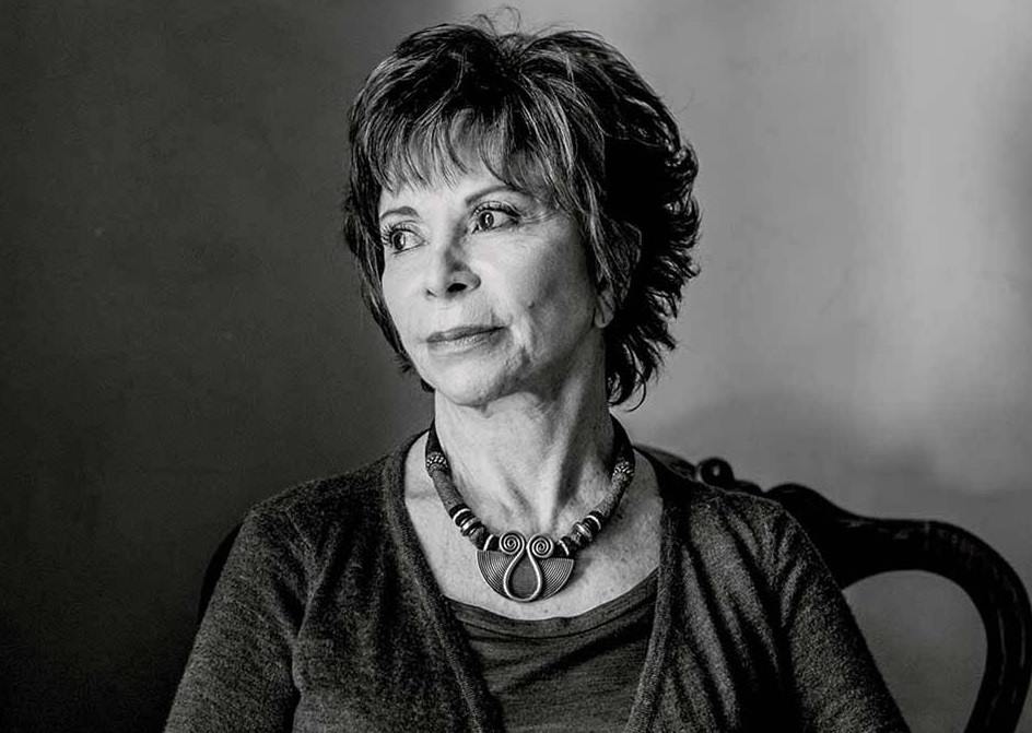 LiteraryCafee's tweet photo. "La #morte non esiste, figlia. La gente muore solo quando viene dimenticata", mi spiegò mia madre poco prima di andarsene. "Se saprai ricordarmi, sarò sempre con te".
(Isabel #Allende) https://t.co/YDShuuhY08