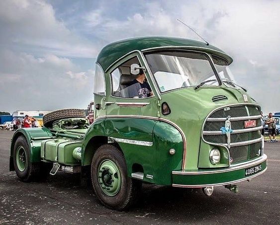 QuirkyRides's tweet photo. A #1950s/#1960s #Willème #LD610 #truck from #France 🇫🇷 The #cab #styling is to die for #AThingOfBeauty https://t.co/oCuFLaOV2B