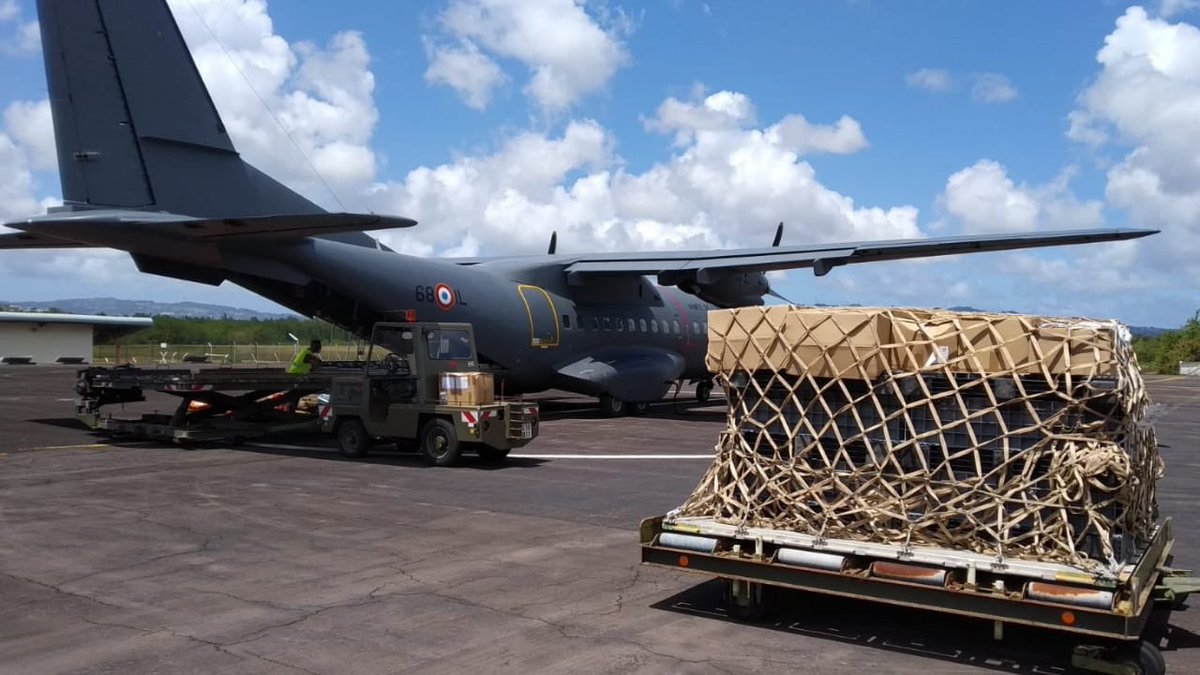 EtatMajorFR's tweet photo. [#Résilience] une première partie du fret acheminé par le Dixmude destiné à la Guyane arrive dans quelques heures par un Casa des @ArmeesGuyane à la base aérienne François Massé. Il sera déchargé dès l'atterrissage par les aviateurs de la #BA367. #RSL_Log https://t.co/7nx1QpAeev
