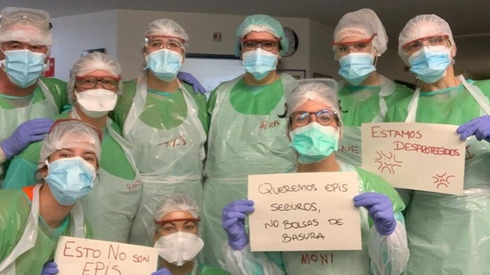 Violetajaponica's tweet photo. No hay mascarillas, ni guantes, ni geles.
Los sanitarios han de protegerse con bolsas de basura.
Y encima no podemos criticar su gestión
#SanchezVeteYa 
#IglesiasVeteYa https://t.co/txpx7q0KEt